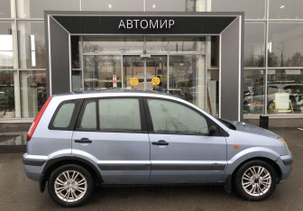 Подержанный автомобиль Ford Fusion 2006 года (4 фото)