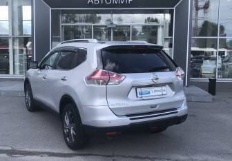 Подержанный автомобиль Nissan X-Trail 2015 года (7 фото)