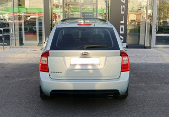 Подержанный автомобиль Kia Carens 2007 года (6 фото)