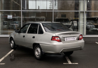 Подержанный автомобиль Daewoo Nexia Sedan 2008 года (7 фото)