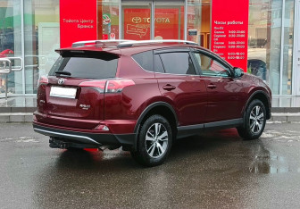 Подержанный автомобиль Toyota RAV4 2017 года (5 фото)