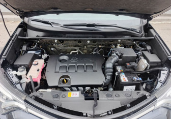 Подержанный автомобиль Toyota RAV4 2016 года (11 фото)