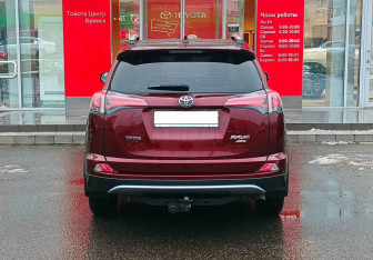 Подержанный автомобиль Toyota RAV4 2017 года (6 фото)