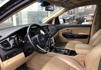 Подержанный автомобиль Kia Carnival 2017 года (10 фото)