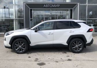 Подержанный автомобиль Toyota RAV4 2025 года (8 фото)