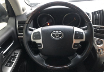 Подержанный автомобиль Toyota Land Cruiser Suv 2013 года (13 фото)