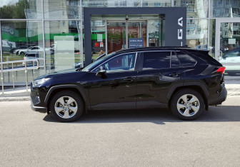Подержанный автомобиль Toyota RAV4 2020 года (8 фото)