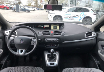 Подержанный автомобиль Renault Scenic 2011 года (10 фото)