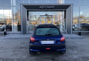 Подержанный автомобиль Peugeot 206 Hatchback 2000 года (6 фото)