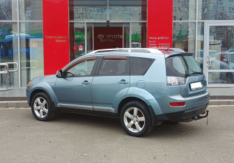 Подержанный автомобиль Mitsubishi Outlander 2008 года (7 фото)