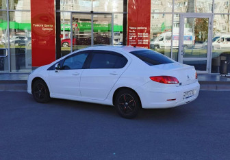 Подержанный автомобиль Peugeot 408 2014 года (7 фото)