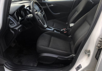 Подержанный автомобиль Opel Astra Hatchback 2013 года (9 фото)