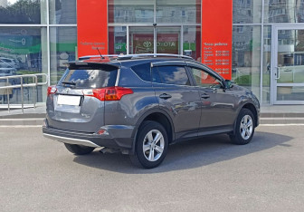 Подержанный автомобиль Toyota RAV4 2013 года (5 фото)