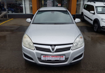 Подержанный автомобиль Opel Astra Sedan 2010 года (2 фото)