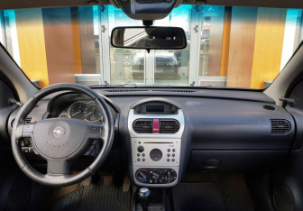 Подержанный автомобиль Opel Corsa 2002 года (11 фото)