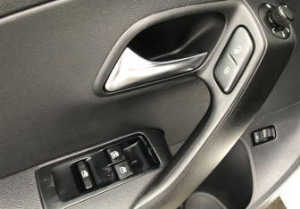 Подержанный автомобиль Volkswagen Polo Sedan 2012 года (13 фото)