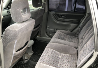 Подержанный автомобиль Honda CR-V 2000 года (11 фото)
