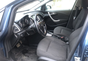 Подержанный автомобиль Opel Astra Sedan 2013 года (9 фото)