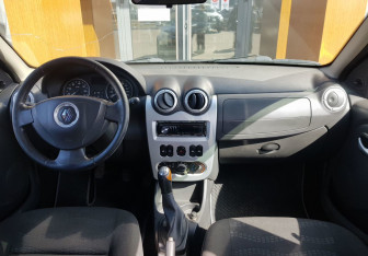 Подержанный автомобиль Renault Sandero 2011 года (11 фото)
