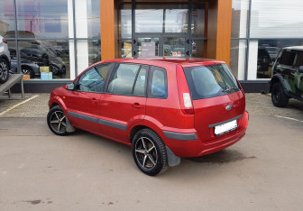 Подержанный автомобиль Ford Fusion 2007 года (7 фото)