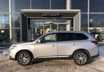 Подержанный автомобиль Mitsubishi Outlander 2015 года (8 фото)