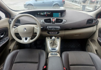 Подержанный автомобиль Renault Scenic 2011 года (15 фото)