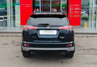 Подержанный автомобиль Toyota RAV4 2016 года (6 фото)