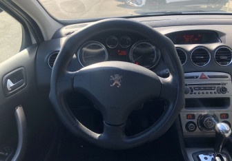 Подержанный автомобиль Peugeot 308 Hatchback 2010 года (12 фото)