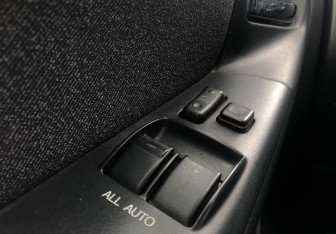 Подержанный автомобиль Toyota Corolla Sedan 2003 года (12 фото)