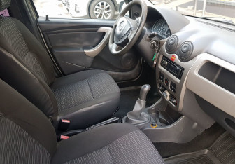 Подержанный автомобиль Renault Logan Sedan 2011 года (9 фото)