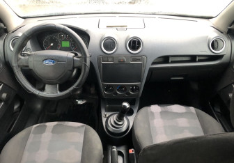 Подержанный автомобиль Ford Fusion 2006 года (10 фото)