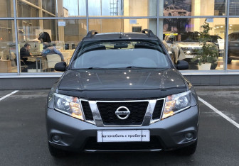 Подержанный автомобиль Nissan Terrano 2014 года (2 фото)