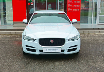 Подержанный автомобиль Jaguar XE 2016 года (2 фото)