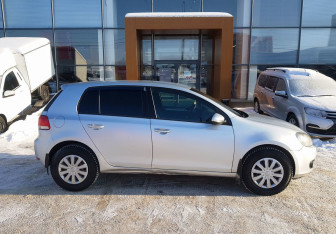 Подержанный автомобиль Volkswagen Golf Hatchback 2011 года (4 фото)