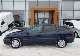 Подержанный автомобиль Renault Laguna Liftback 2000 года (8 фото)