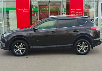 Подержанный автомобиль Toyota RAV4 2016 года (8 фото)