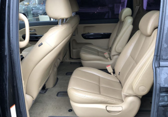 Подержанный автомобиль Kia Carnival 2017 года (17 фото)