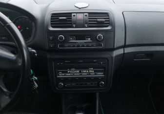 Подержанный автомобиль Skoda Fabia Hatchback 2011 года (14 фото)