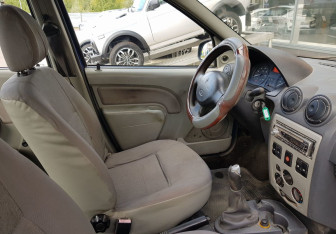 Подержанный автомобиль Renault Logan Sedan 2007 года (9 фото)