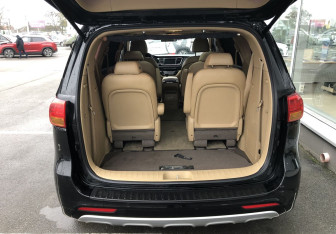 Подержанный автомобиль Kia Carnival 2017 года (9 фото)