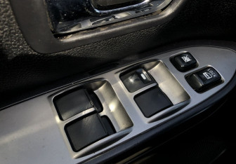 Подержанный автомобиль Mitsubishi Pajero 2008 года (13 фото)
