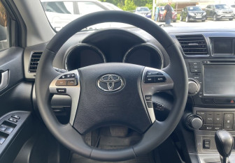 Подержанный автомобиль Toyota Highlander 2013 года (12 фото)
