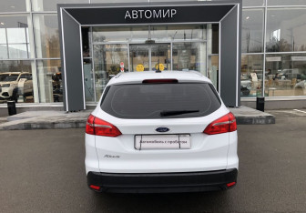 Подержанный автомобиль Ford Focus Wagon 2017 года (6 фото)
