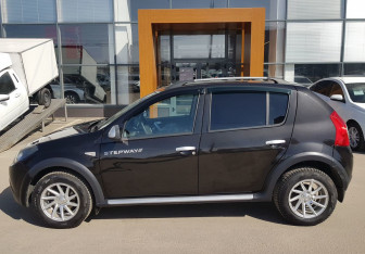 Подержанный автомобиль Renault Sandero 2011 года (8 фото)