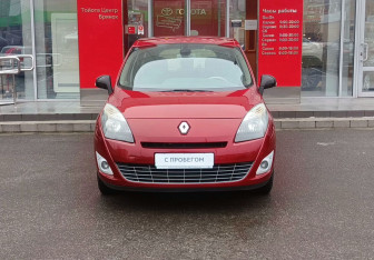 Подержанный автомобиль Renault Scenic 2011 года (2 фото)