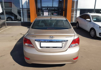 Подержанный автомобиль Hyundai Solaris Sedan 2011 года (8 фото)