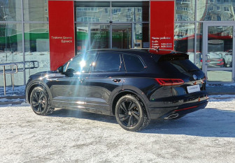 Подержанный автомобиль Volkswagen Touareg 2020 года (7 фото)