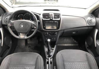 Подержанный автомобиль Renault Sandero 2014 года (10 фото)