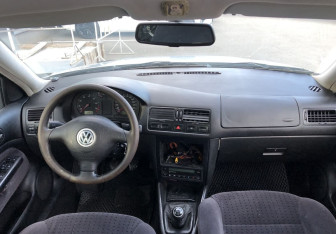 Подержанный автомобиль Volkswagen Bora Sedan 1998 года (10 фото)