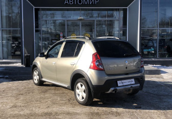 Подержанный автомобиль Renault Sandero 2011 года (7 фото)